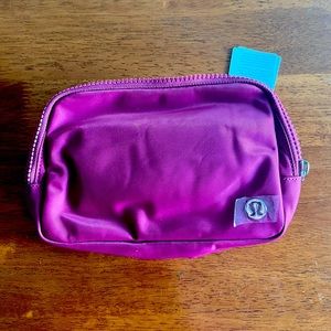 Lululemon Washed Mauve/Sakura Pink/White
Everywhere Belt Bag 1L